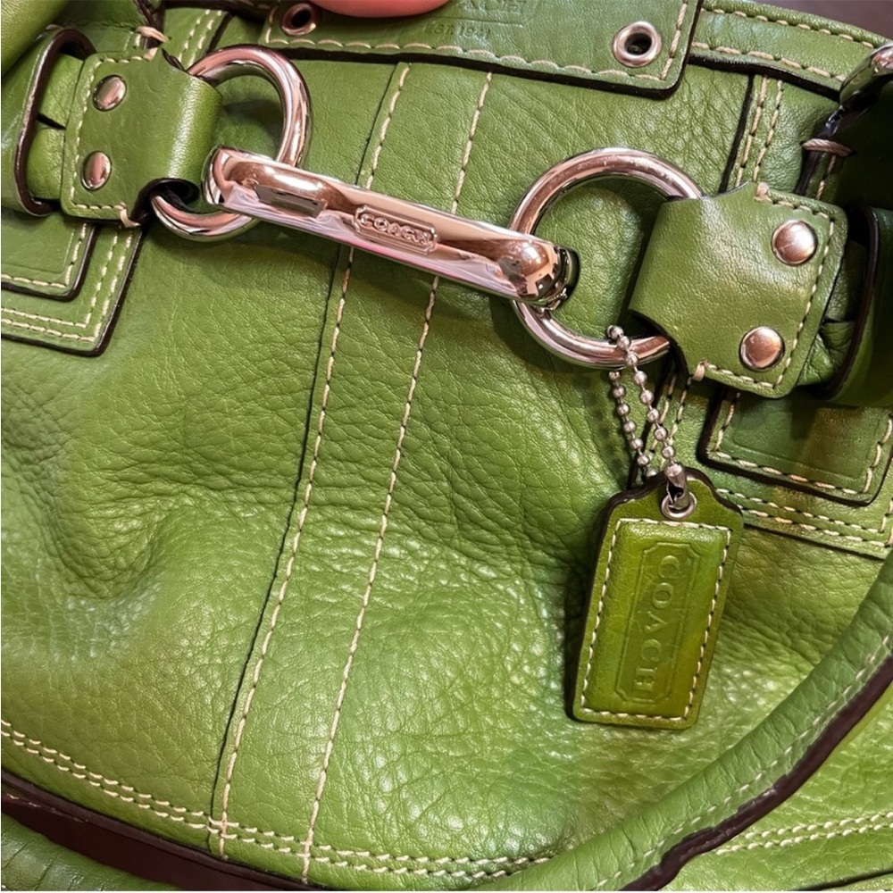 COACH Green Leather Shoulder Bag with Structured Design - Picture 10 of 11